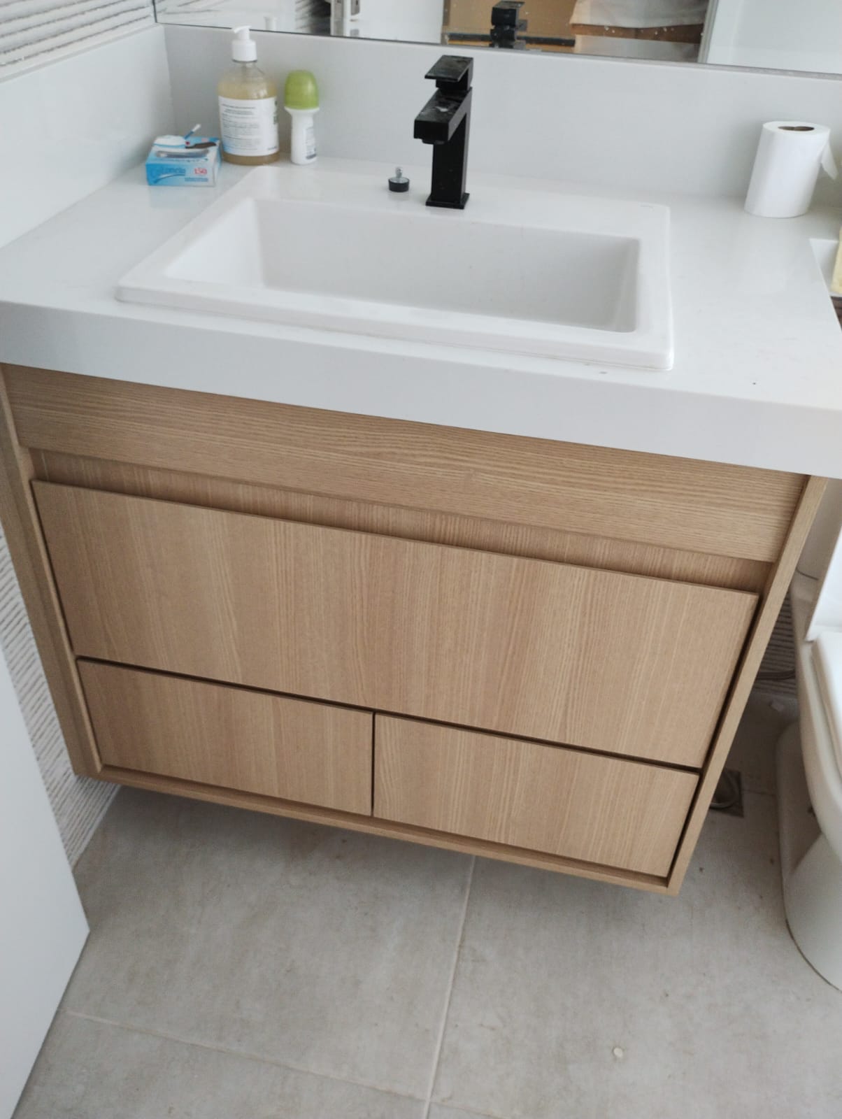 Banheiro planejado com acabamento em espelho