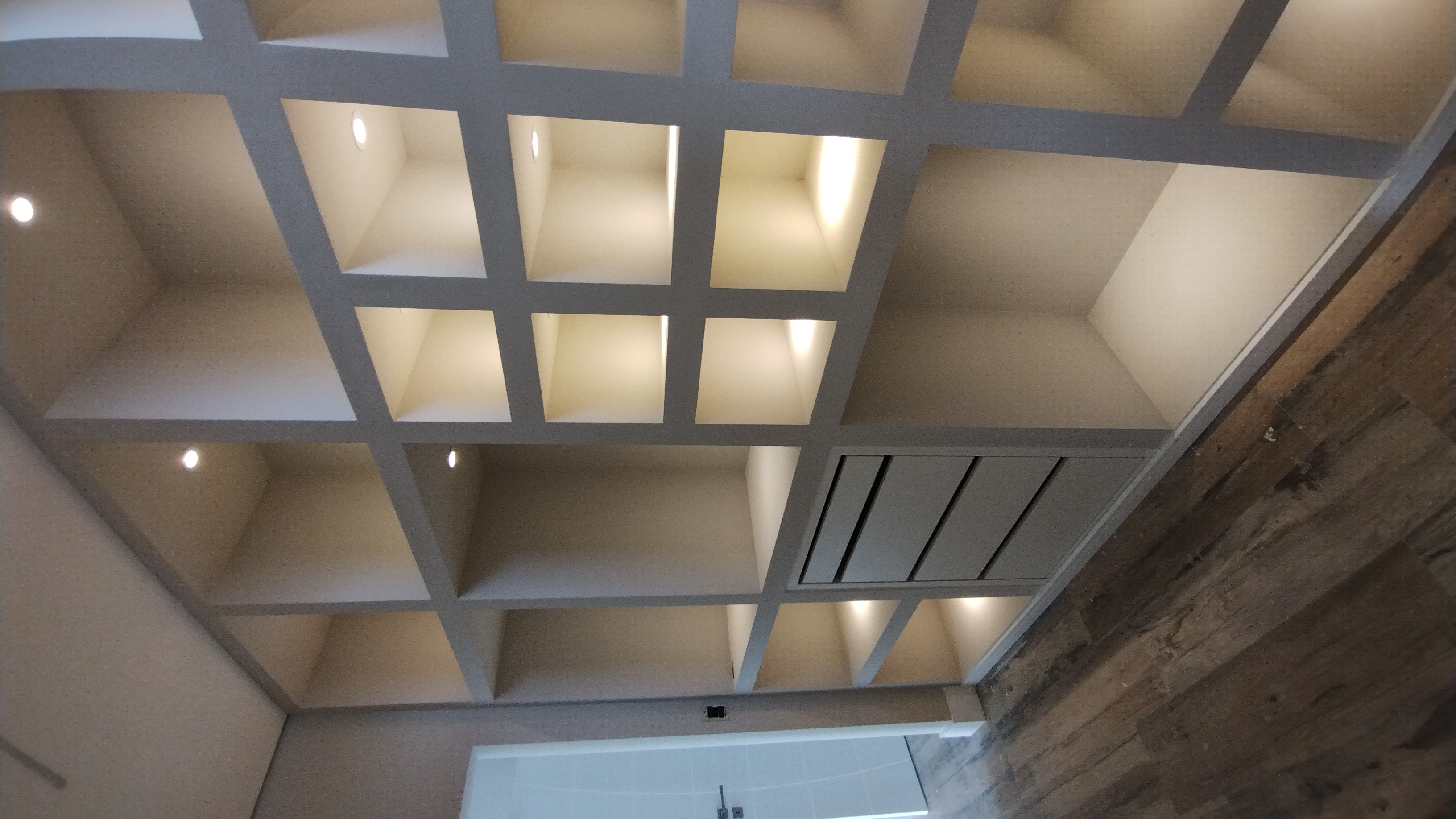 Cozinha com ilha e nichos iluminados