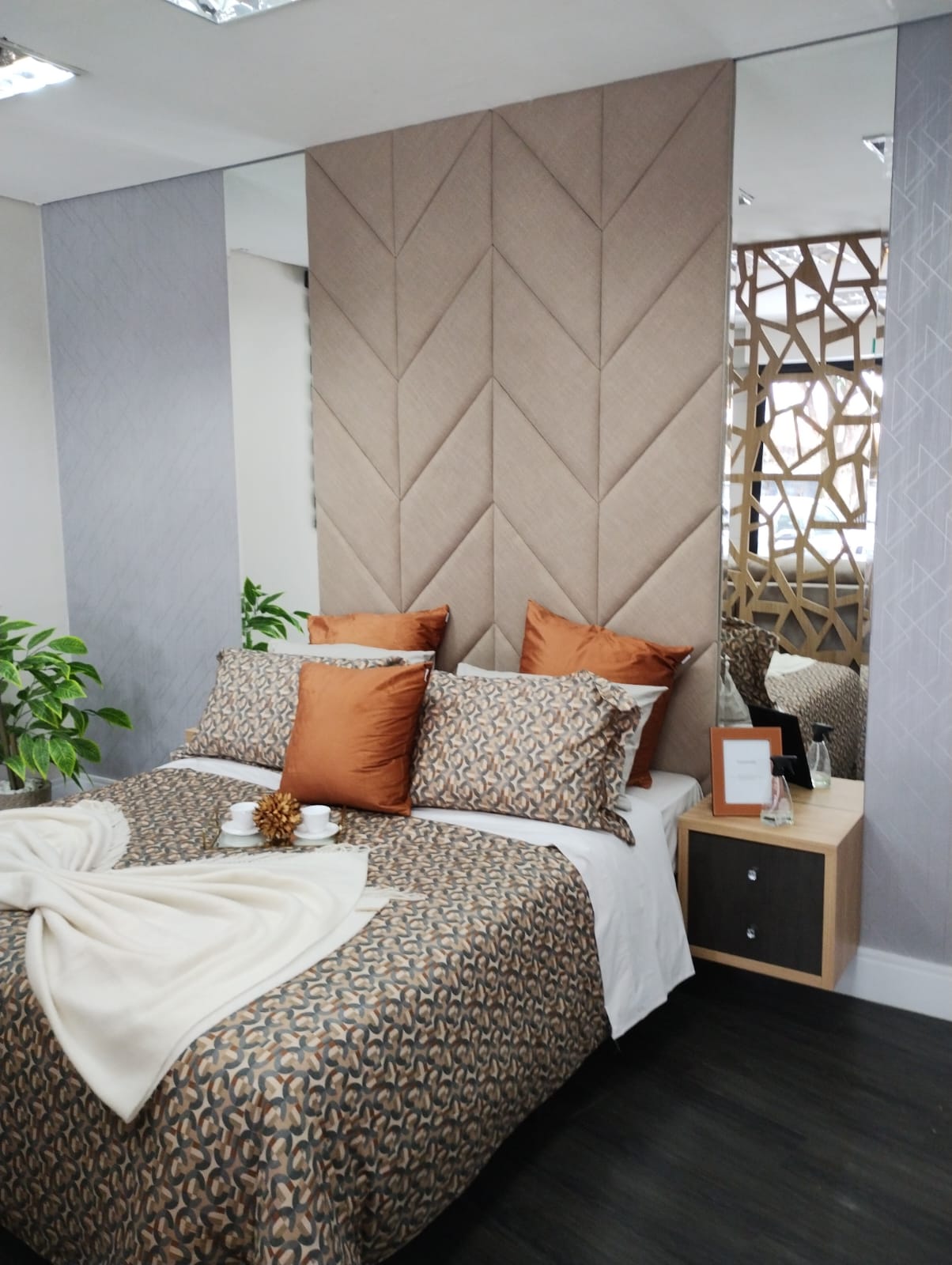 Armário planejado com nichos iluminados