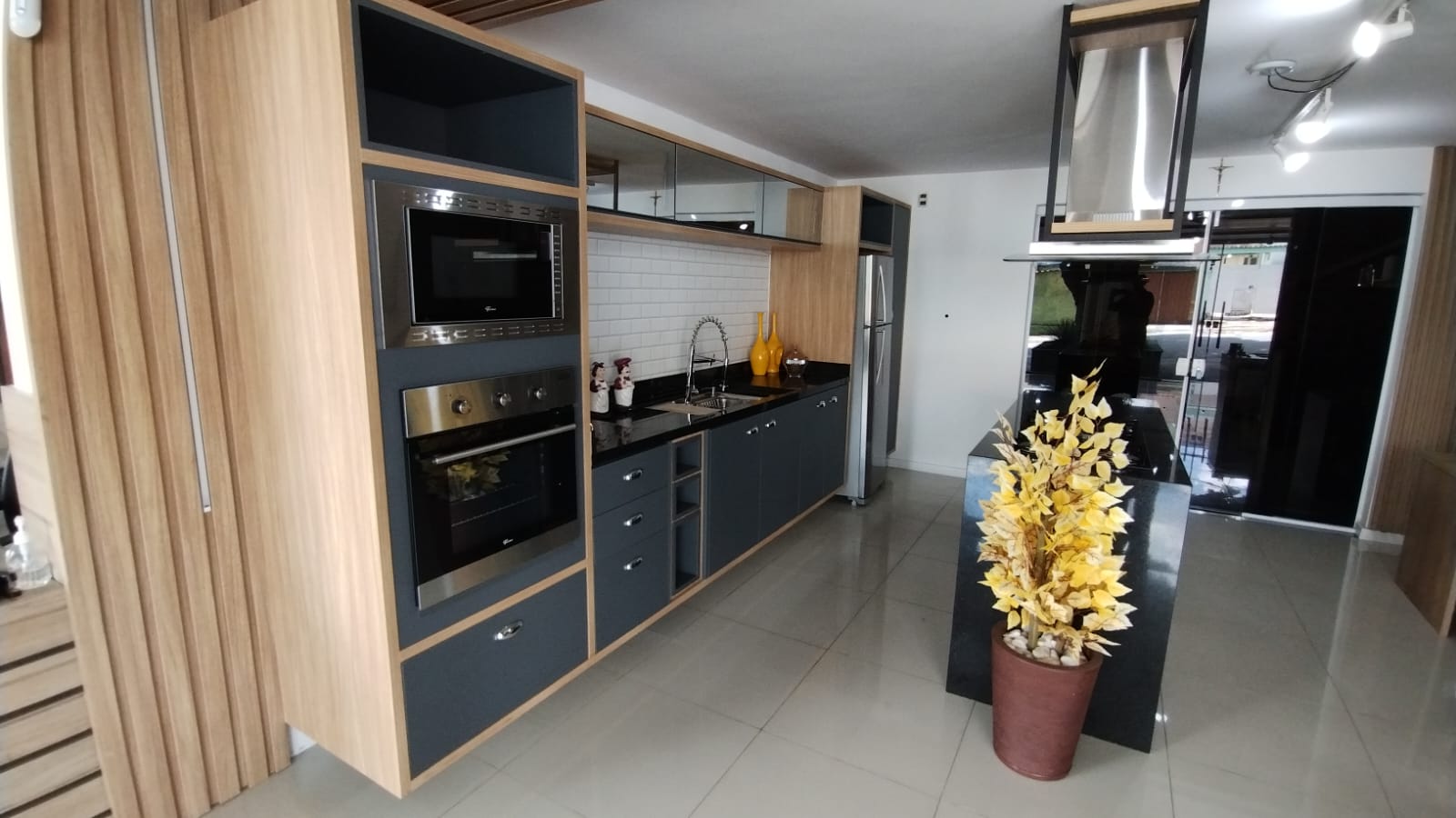 Cozinha planejada com armários azuis e madeira